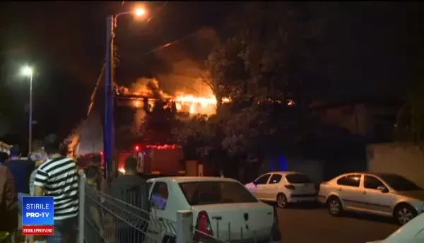 Blocul care a ars în sectorul 5 avea o singură cale de evacuare. Pompierii nu au avut nici presiune la apă