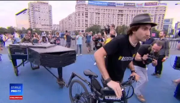 Moment inedit în fața Guvernului. Un artist celebru și-a adus pianul în Piața Victoriei. VIDEO