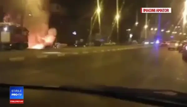 O maşină de lux a ars complet, pe un bulevard din Galaţi. Proprietarul încă nu a aflat