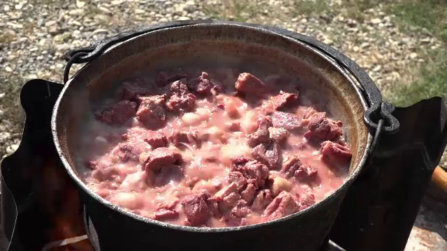 Mese îmbelșugate lângă Alba Iulia. Zeci de vânători s-au transformat pentru o zi în bucătari