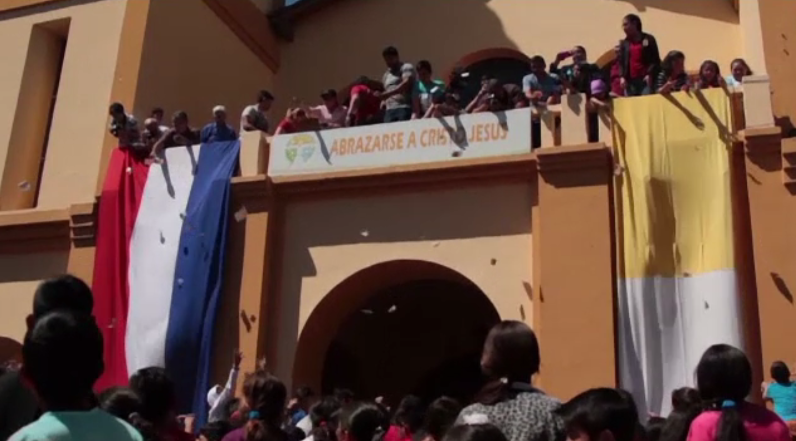 Oraşul unde plouă cu bani de Naşterea Maicii Domnului. Doar copiii au voie să îi prindă