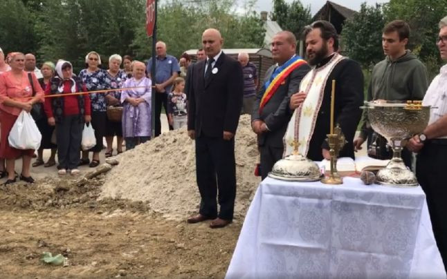 Preot chemat să sfințească o conductă de gaze într-o comună din Iași. ”Pentru un trai mai civilizat”. VIDEO