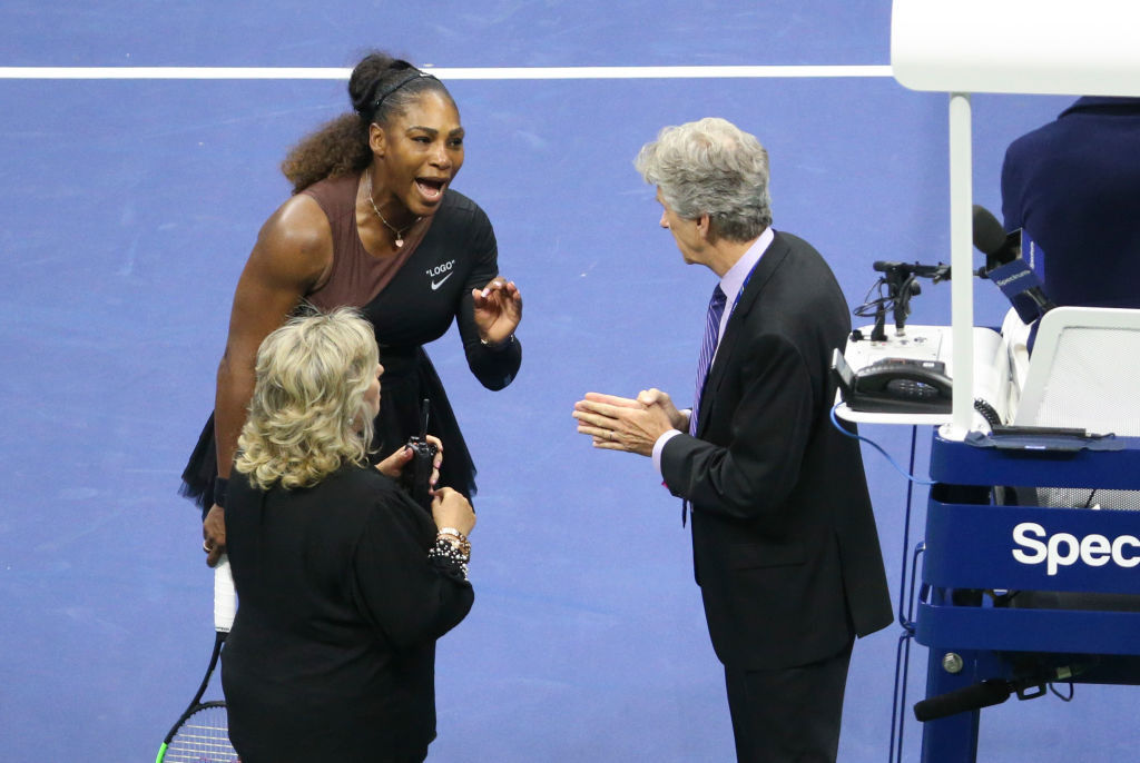 Serena Williams îi cere explicații antrenorului său, după ce acesta a recunoscut că a făcut ”coaching”