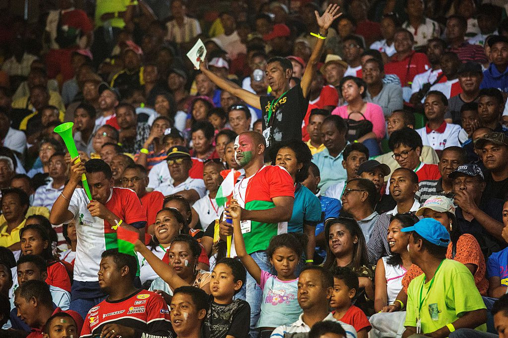 Busculadă la intrarea pe un stadion. O persoană a murit, 37 au fost rănite