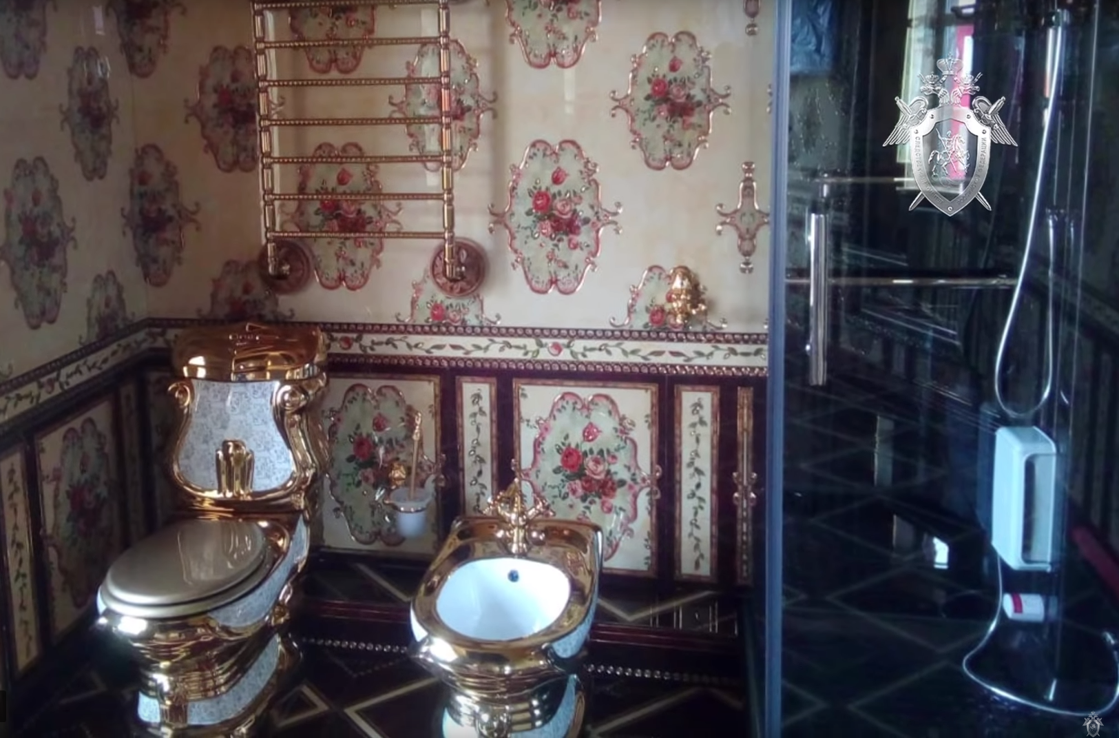 Descindere la şeful unui clan interlop care se îmbogăţise din păcănele. Până şi WC-ul era aurit