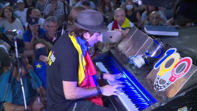 Detaliul de pe pianul lui Davide Martello prin care a criticat intervenția jandarmilor din 10 august