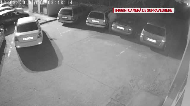 Un bărbat a fost filmat în timp ce jefuia mai multe mașini parcate, în Bacău