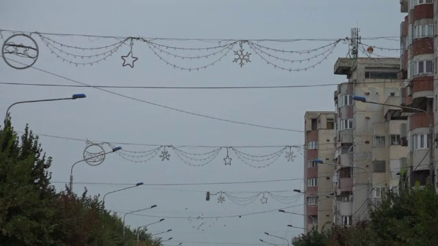 În Bârlad s-au montat luminițele de Crăciun deși e vreme încă de vară. Explicația primăriei