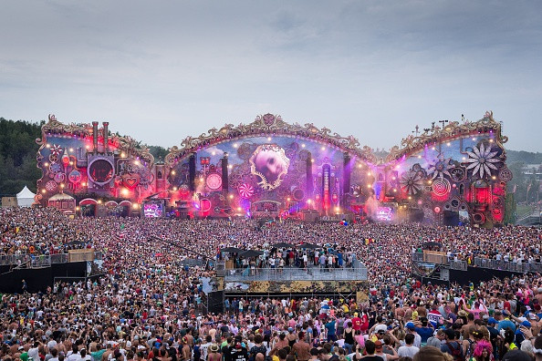 Două tinere, moarte la festivalul Tomorrowland după ce au consumat apă în exces