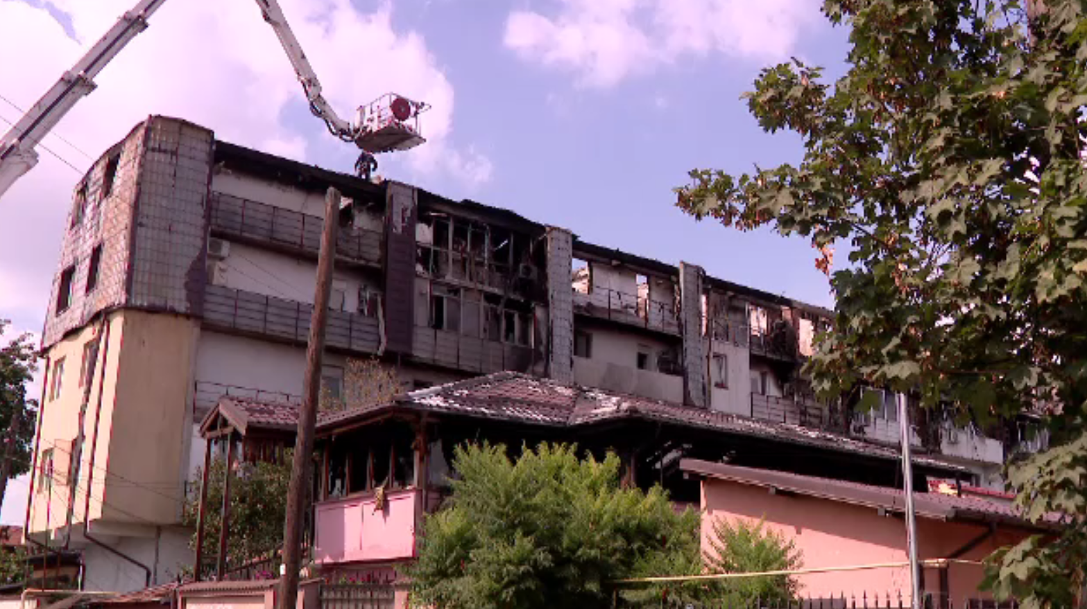 Blocul distrus de incendiu. Deși s-a cerut demolarea, nimeni nu a făcut nimic. ”Am crezut că am câștigat la loto”