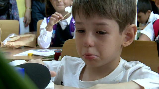 Suma cheltuită pe haine de doi elevi de-a XII-a pentru prima zi de școală