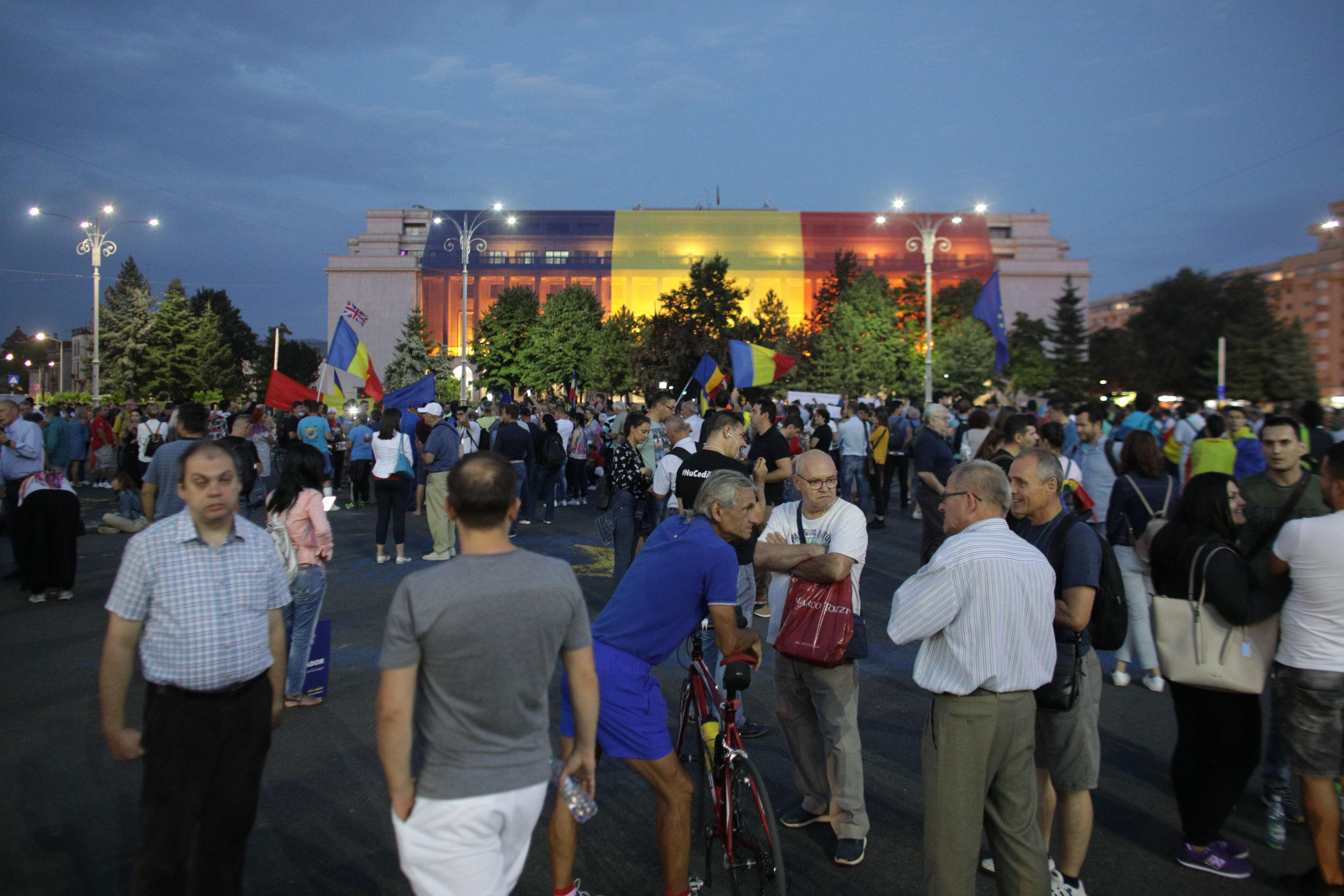 Protest în fața Guvernului. Câteva sute de oameni au ieșit în stradă