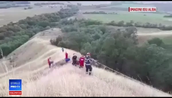 Un adolescent a căzut în râpă, de față cu părinții. Nu purta echipament corespunzător