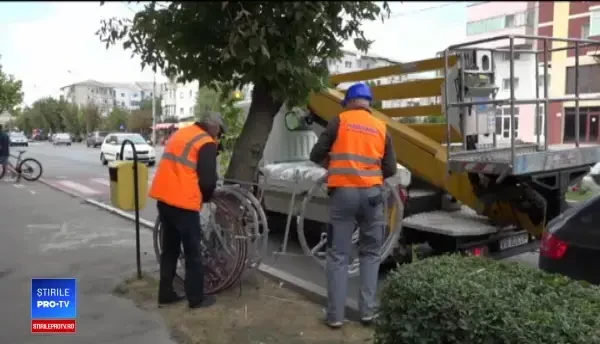 În Bârlad s-au montat luminițele de Crăciun deși e vreme încă de vară. Explicația primăriei