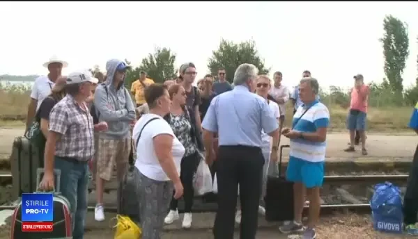 Protestul unor călători care nu au mai încăput în trenul cu un singur vagon. Reacția CFR