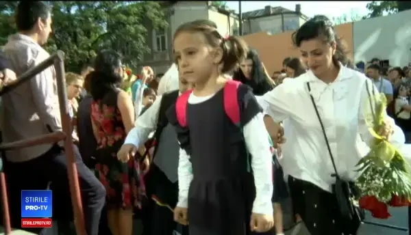 Suma cheltuită pe haine de doi elevi de-a XII-a pentru prima zi de școală