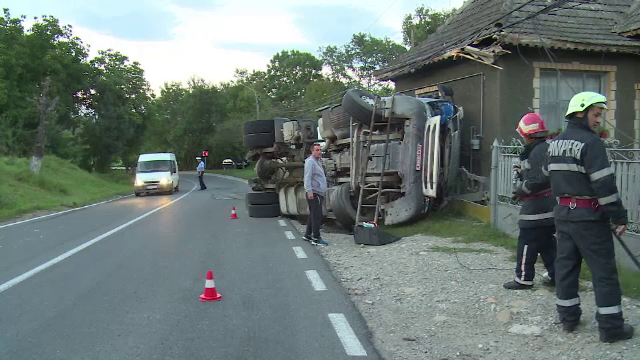 O familie din Dâmboviţa s-a trezit cu un camion cu ciment în sufragerie. "Zboară TIR-urile pe aici"