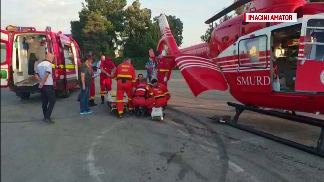 O fetiță a ajuns la spital cu coloana fracturată, după ce o poartă de fier a căzut peste ea