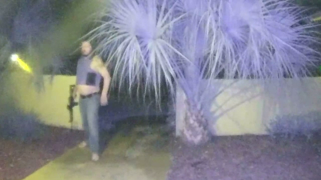 A descoperit un bărbat înarmat în fața casei, verificându-și telefonul: „M-am simțit ca în filmul Taken”