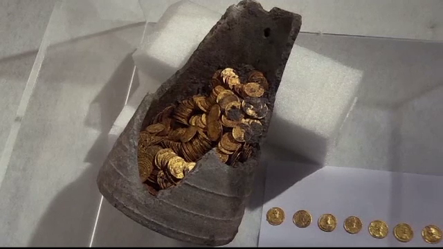 Tezaur descoperit la temelia unui bloc. Detaliul care i-a intrigat pe arheologi
