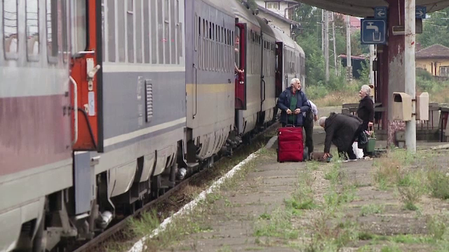 "Am făcut 12 ore până aici". Călătorie de coşmar pentru sute de oameni, porniţi cu trenul, pe Valea Prahovei