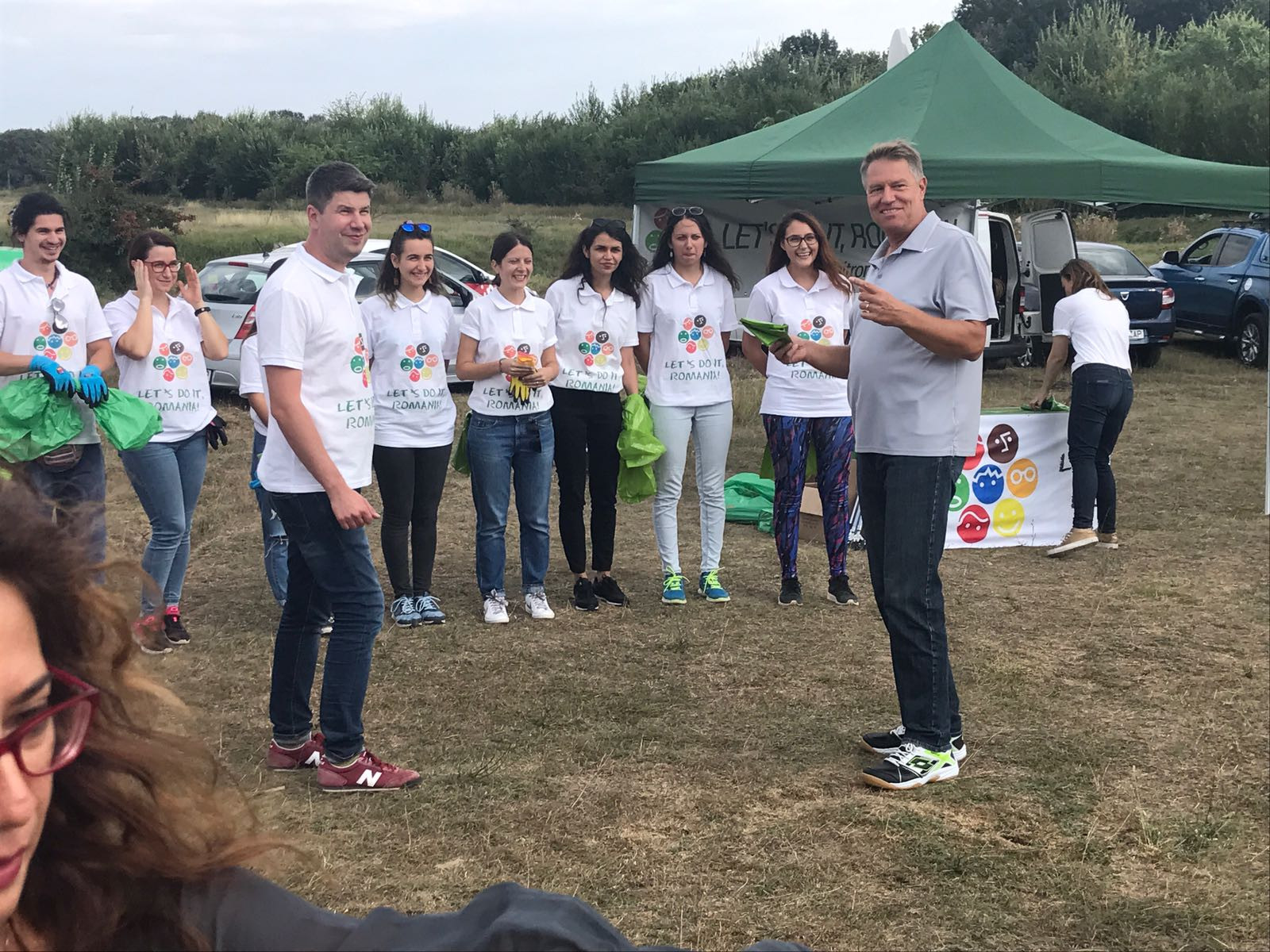 Iohannis a adunat gunoaie în pădure: ”Curăţenia este necesară mai în profunzime”