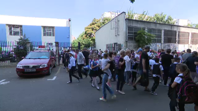 Multe şcoli din sistemul românesc, supraaglomerate. Inspectoratul dă vina pe "moda vizei de flotant"