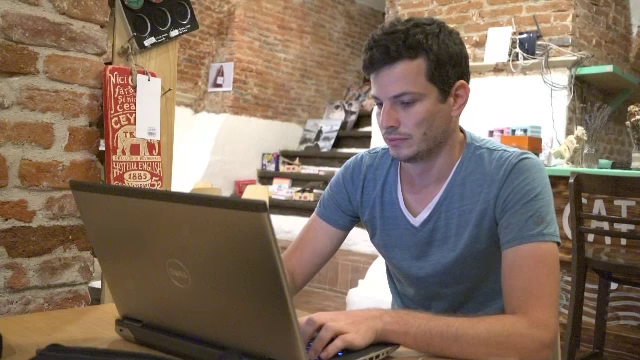 Românii preferă să lucreze de acasă. Companiile sunt mai deschise față de această variantă