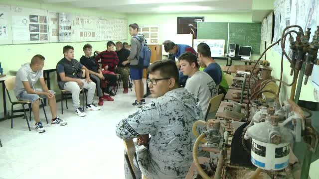 Beneficiile din școlile profesionale: burse lunare și locuri de practică pentru elevi