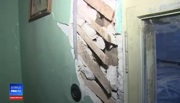 O familie din Dâmboviţa s-a trezit cu un camion cu ciment în sufragerie