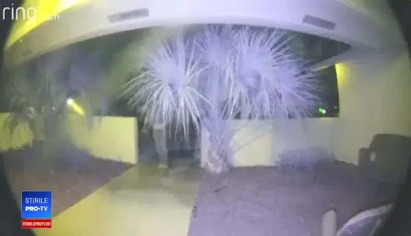 A descoperit un bărbat înarmat în fața casei, verificându-și telefonul: „M-am simțit ca în filmul Taken”