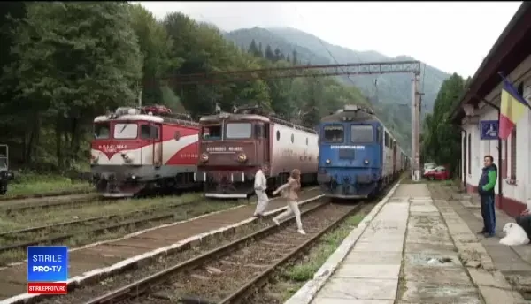 "Am făcut 12 ore până aici". Călătorie de coşmar pentru sute de oameni, porniţi cu trenul, pe Valea Prahovei