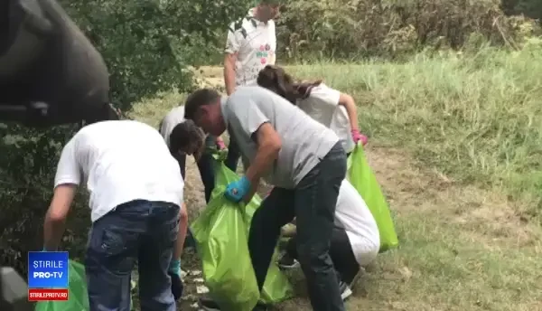 Președintele Iohannis participă la campania de curățenie națională ”Let`s Do It România”