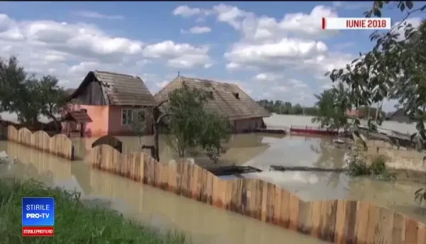 La 2 luni de la inundații, sinistrații din Covasna nu și-au primit ajutoarele: Am rămas cu o găină