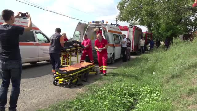Doi bărbați au fost la un pas de moarte din cauza strugurilor din pivniță. Un vecin i-a salvat