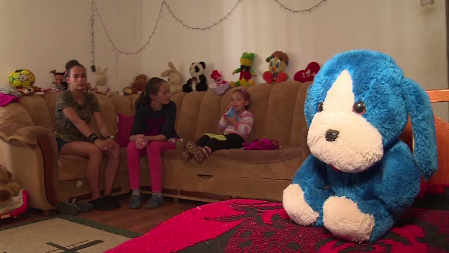 O mamă din Bistriţa, care-şi creşte singură cei 4 copii, riscă să fie dată afară din locuinţa socială. Are nevoie de ajutor