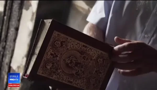 Casa parohiala distrusă complet de un incendiu. Spre uimirea tuturor, o evanghelie nu a fost atinsă de foc