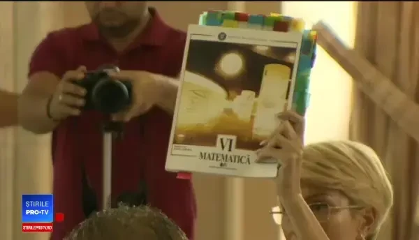 Directoarea editurii care a tipărit manuale cu greșeli grave, audiată la Parlament. Cum s-a apărat