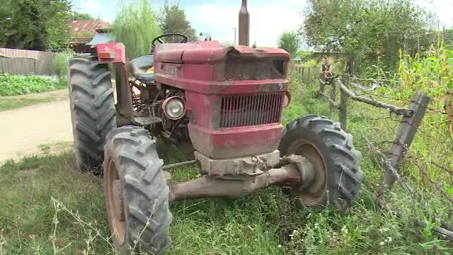 Bărbat strivit de tractorul său, în Dâmboviţa, după ce a legat un copac de vehicul