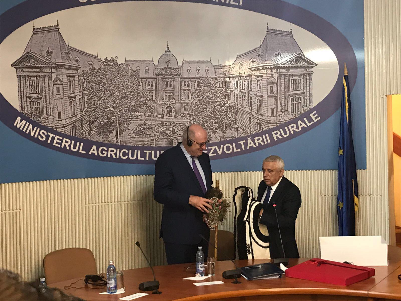 Daea, la întâlnirea cu Hogan, comisarul european responsabil pentru agricultură: "Am auzit că vă doare spatele"