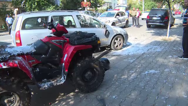 Un tânăr din Targu Jiu, care conducea un ATV încărcat cu mai multe găleţi cu vopsea, proiectat într-un copac