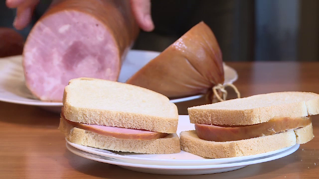 Ce găsim în pacheţelul şcolarului: invariabilul sandviș cu salam. Avertismentul medicilor