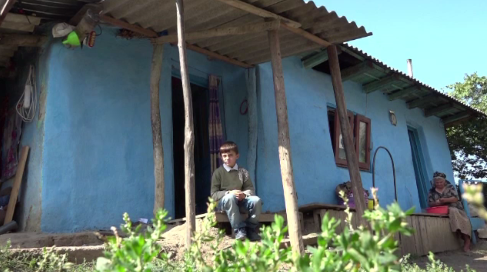 Șase copii din Vaslui, crescuți într-o sărăcie cruntă doar de tată. Preotul din sat vrea să le construiască o casă