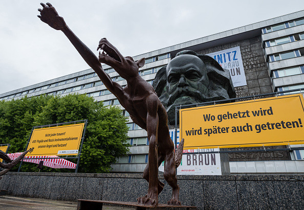 Lupi fioroși executând salutul lui Hitler. Orașul unde au apărut statuile și ce reprezintă