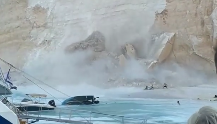 Momentul în care o stâncă se prăbușește în Grecia, pe o plajă. Cel puțin 7 răniți