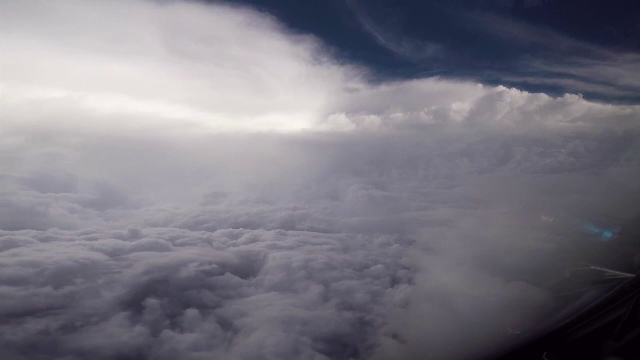 Uraganul Florence a generat valuri de 25 de metri înălțime. Imagini surprinse din ”ochiul furtunii”