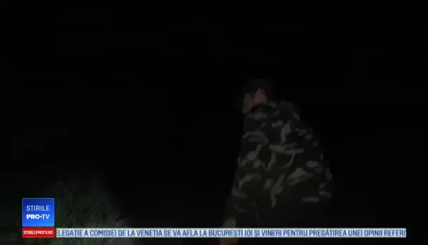 Satul unde oamenii stau de pază cu rândul de teama mistreţilor. Porcii atacă în plină zi