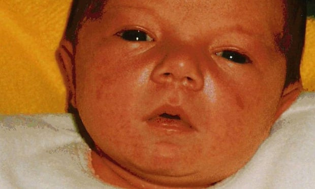 O familie şi-a îngropat bebeluşul de 3 ori. Greşeala făcută de tatăl copilului