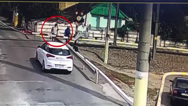 Un bătrân care venea de la cumpărături a murit după ce a încercat să traverseze chiar prin faţa trenului