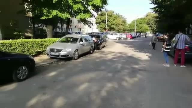 Maşini sparte într-o parcare din Piteşti. Singurul lucru furat de hoți